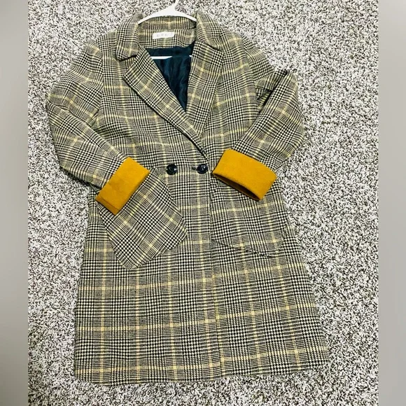 Beautiful Plaid Coat - Picture 2 of 11
